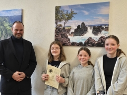 Aus der Welt der Griechen: Teilnahmeurkunden für drei Schülerinnen aus Klasse 6